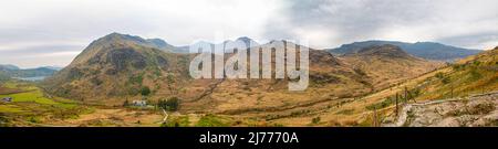 Nant Gwynant Pass, auf dem Weg zum Llanberis Pass, mit Blick auf Snowdon in der Bergkette, Gwynedd, Nordwales Stockfoto