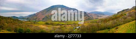 Nant Gwynant Pass, auf dem Weg zum Llanberis Pass, mit Blick auf Snowdon in der Bergkette, Gwynedd, Nordwales Stockfoto