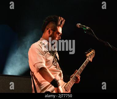 Taka Hirose von Feeder Performing Live auf der Bühne im Konzert in der O2 Guildhall Southampton, Dienstag, 26.. April 2022 Stockfoto