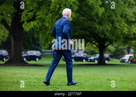 US-Präsident Joe Biden verlässt das Weiße Haus im Regen zu einem Treffen in Ohio mit führenden Fertigungsunternehmen in Washington, DC, USA, am 06. Mai 2022. Kredit: Jim LoScalzo / Pool über CNP Stockfoto