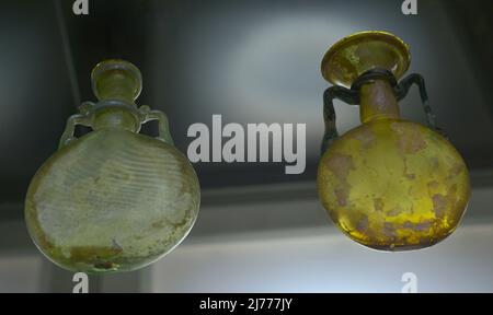 Römische Gläser. Links: 3.-4. Jahrhunderte. Rechts: 4. Jahrhundert. Calouste Gulbenkian Museum. Lissabon, Portugal. Stockfoto