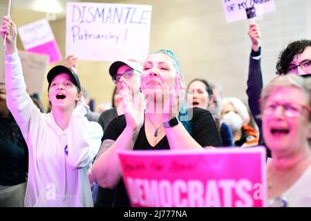 Philadelphia, Usa. 06.. Mai 2022. Hunderte versammeln sich für eine Demokraten verteidigt Wahlkundgebung, um gegen die kürzlich durchgesickerte Stellungnahme des Obersten Gerichtshofs zur Einschränkung der Rechte von WomenÕs zu protestieren, bei einer Protestkundgebung am 6. Mai 2022 im Philadelphia Convention Center in Philadelphia, PA, USA. Kredit: OOgImages/Alamy Live Nachrichten Stockfoto