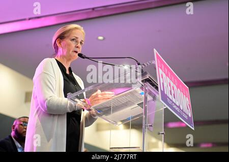 Philadelphia, Usa. 06.. Mai 2022. Die Kongressabgeordnete Madeleine Dean spricht auf der Bühne während der Demokraten verteidigt die Wahlkundgebung, um gegen die kürzlich durchgesickerte Stellungnahme des Obersten Gerichtshofs zur Beschränkung der Rechte von WomenÕs am 6. Mai 2022 im Philadelphia Convention Center in Philadelphia, PA, USA, zu protestieren. Kredit: OOgImages/Alamy Live Nachrichten Stockfoto