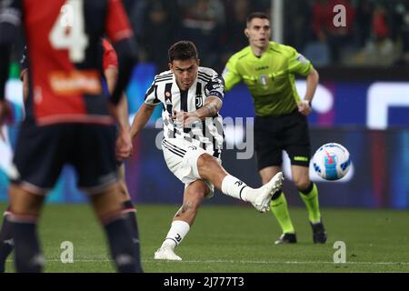 Paulo Dybala (FC Juventus) erzielt das erste Tor seiner Mannschaft während des Spiels Genua CFC gegen Juventus FC, italienischer Fußball Serie A, im Mai 06 2022 in Genua, Italien Stockfoto