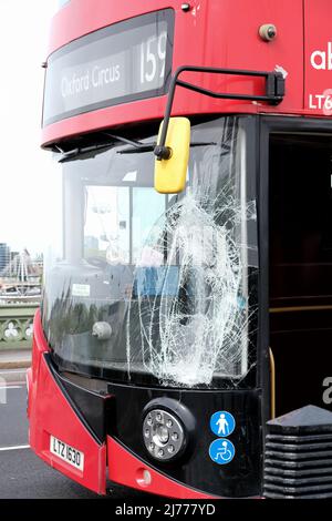 London, Großbritannien, 6.. Mai 2022. Schäden an einer Busscheibe, nachdem das Fahrzeug mit einem Fußgänger kollidierte. Rettungsdienste nahmen am Tatort Teil, nachdem zwei Straßenunfälle eine Stunde auseinander auf der Westminster Bridge aufgetreten waren. Kredit: Elfte Stunde Fotografie/Alamy Live Nachrichten Stockfoto