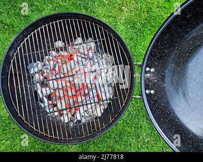 Leeren Sie das Grillrost über heiße Kohlen. Draufsicht. Stockfoto