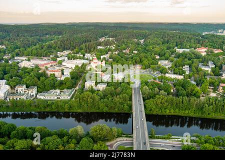 Luftaufnahme der Zirmunai-Brücke über den Neris-Fluss, die die Bezirke Zirmunai und Antakalnis in Vilnius, Litauen, verbindet. Stockfoto