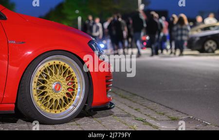 06. Mai 2022, Niedersachsen, Hannover: Im Expo Park laufen Interessierte zwischen getunten Fahrzeugen. Am Freitagabend trafen sich wieder Hunderte von Autotunern und Autoenthusiasten auf dem ehemaligen Expo-Gelände in Hannover. Die Polizei von Hannover kontrollierte zahlreiche Fahrzeuge auf den Zufahrtsstraßen. Foto: Julian Stratenschulte/dpa Stockfoto