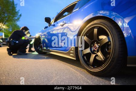 06. Mai 2022, Niedersachsen, Hannover: Polizeibeamte überprüfen im Expo Park ein getuntes Fahrzeug. Am Freitagabend trafen sich wieder Hunderte von Autotunern und Autofans auf dem ehemaligen Expo-Gelände in Hannover. Die Polizei von Hannover kontrollierte zahlreiche Fahrzeuge auf den Zufahrtsstraßen. Foto: Julian Stratenschulte/dpa Stockfoto