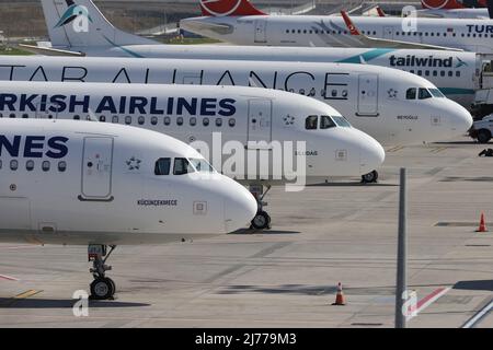 ISTANBUL, TÜRKEI - 05. OKTOBER 2021: Flugzeuge in Parkposition am Internationalen Flughafen Istanbul. Stockfoto