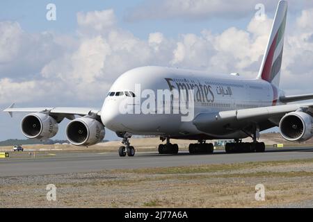 ISTANBUL, TÜRKEI - 05. OKTOBER 2021: Emirates Airbus A380-842 (CN 269) landet auf dem Internationalen Flughafen Istanbul. Stockfoto