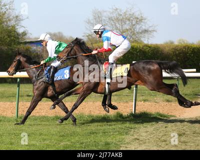 Reiter Bauyrzhan Murzabayev 3 Auf Turfbaron Und Reiter Jozef Bojko 4 Auf Wilano Am 23. April 2022 Renntag Auf Der Rennbahn Magdeburg-Herrenkrug Stockfoto