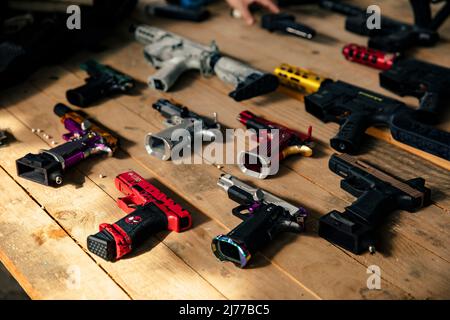 Nahaufnahme einiger Airsoft-Waffen, die für den Einsatz im Kampf bereit sind Stockfoto
