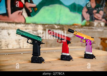 Nahaufnahme einiger Airsoft-Waffen, die für den Einsatz im Kampf bereit sind Stockfoto
