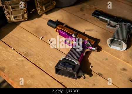 Nahaufnahme einiger Airsoft-Waffen, die für den Einsatz im Kampf bereit sind Stockfoto