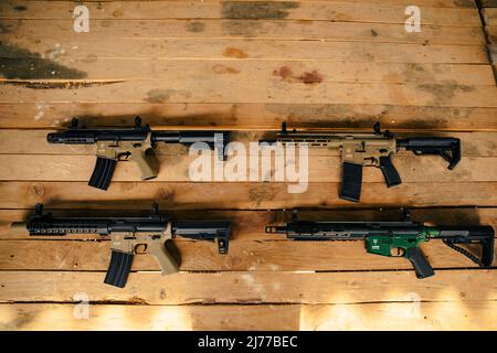 Nahaufnahme einiger Airsoft-Waffen, die für den Einsatz im Kampf bereit sind Stockfoto