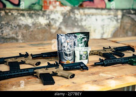 Nahaufnahme einiger Airsoft-Waffen, die für den Einsatz im Kampf bereit sind Stockfoto