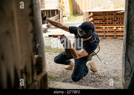 Soldat mit dem Ziel Airsoft gun während des taktischen Spiels Stockfoto