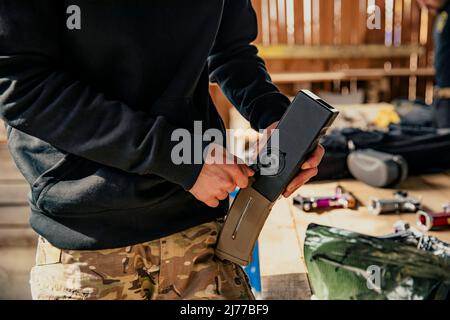 Airsoft Soldat, der sich auf den Kampf am Trainingsgelände vorbereitet Stockfoto