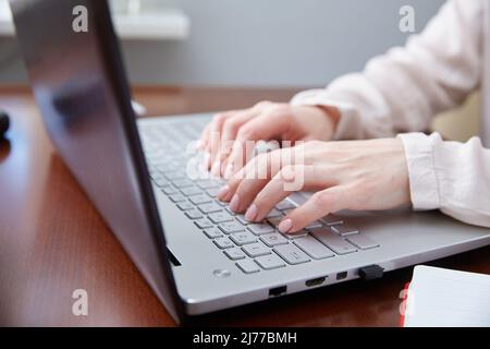 Nahaufnahme der weiblichen Hände, die auf der Tastatur tippen Stockfoto