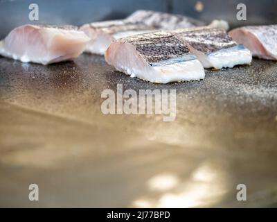 Seehecht beim Braten auf dem Grill Stockfoto