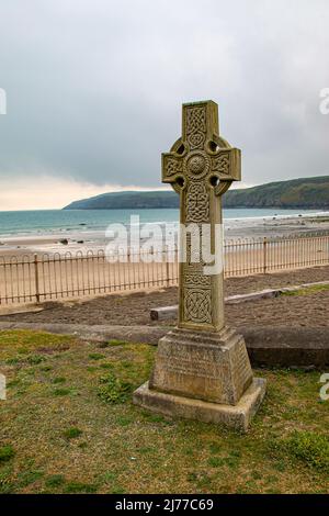 Historisches keltisches Kreuz im Kirchhof der St. Hywyn's Church, Aberdaron, am Strand, bei Pwllheli, Gwynedd, Nordwales Stockfoto