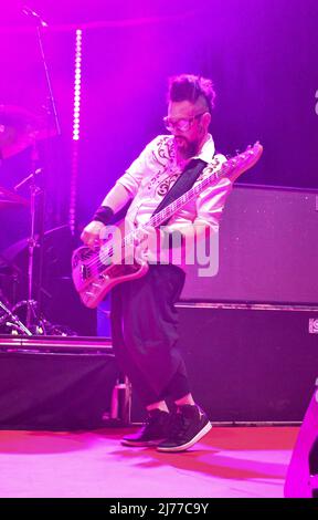 Taka Hirose von Feeder Performing Live auf der Bühne im Konzert in der O2 Guildhall Southampton, Dienstag, 26.. April 2022 Stockfoto