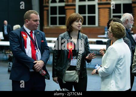 6. Mai 2022, Manchester, Großbritannien: Lucy Powell im Gespräch mit ihren Kollegen während der Kommunalwahlen. Allgemeine Ansicht der Wahlzählungen in Manchester. Manchester ist einer der letzten Bereiche, der seine Wahl für die Kommunalwahlen 2022 auszählt. (Bild: © Jake Lindley/SOPA Images via ZUMA Press Wire) Stockfoto