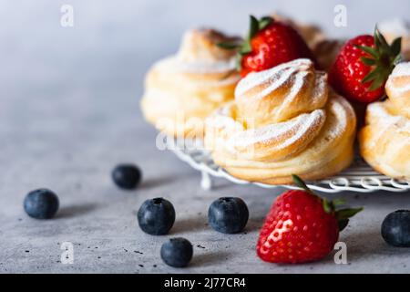 Pwith Puderzucker, Erdbeeren und Heidelbeeren. Stockfoto