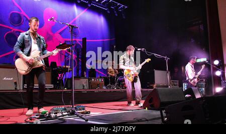 Tommy Gleeson, Taka Hirose und Grant Nichola von Feeder Performing Live auf der Bühne im Konzert in der O2 Guildhall Southampton, Dienstag, 26.. April 2022 Stockfoto