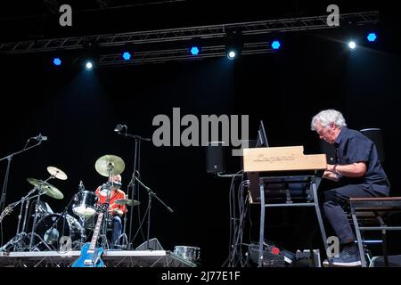 Brescia, Italien. 06. Mai 2022. Bild zeigt Van der Graaf Generator Band während der Auftritte im Gran Teatro Morato Credit: Roberto Tommasini/Alamy Live News Stockfoto