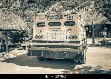 Muyil Mexiko 02. Februar 2022 Altes Schwarz-Weiß-Bild eines Sicherheitsgeldtransportwagens in Muyil Chunyaxche Quintana Roo Mexiko. Stockfoto