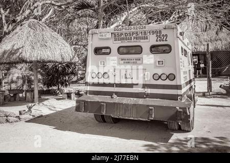 Muyil Mexiko 02. Februar 2022 Altes Schwarz-Weiß-Bild eines Sicherheitsgeldtransportwagens in Muyil Chunyaxche Quintana Roo Mexiko. Stockfoto