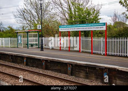 Bahnhofschild bei Llanfair­pwllgwyngyll­gogery­chwyrn­drobwll­llan­tysilio­gogo­goch in Nordwales. Der längste Ortsname in Großbritannien, möglicherweise in Europa. Stockfoto