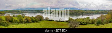 Die Menai-Hängebrücke über den Menai, die von Thomas Telford entworfen wurde, um das Festland mit der Insel Anglesey in Nordwales zu verbinden Stockfoto