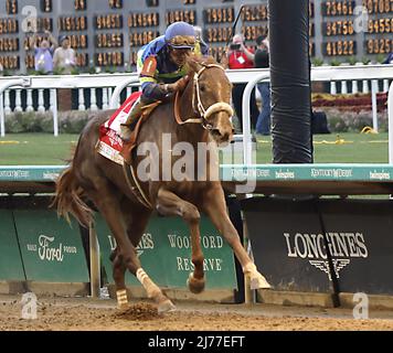 Louisville, Usa. 06.. Mai 2022. Secret Oath gewinnt die Kentucky Oaks bei Churchill Downs in Louisville, Kentucky am Freitag, den 6.. Mai 2022 Foto von Mark Abraham/UPI Credit: UPI/Alamy Live News Stockfoto