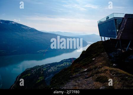 Loen Lake mit Skylift-Seilbahn-Kabinenstation auf dem Gipfel des Mount Hoven, Norwegen Stockfoto