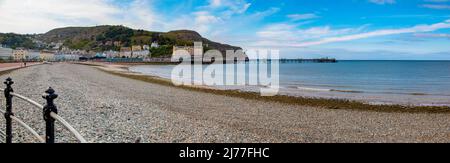 Wunderschöner Panoramablick auf den Strand und Pier von Llandudno, mit Great Orme im Hintergrund, Nordwales Stockfoto