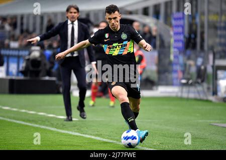 Ivan Perisic vom FC Internazionale in Aktion mit Simone Inzaghi, Trainer des FC Internazionale, auf seinem Rücken während des Fußballspiels des FC Internazionale und des FC Empoli im Stadion San Siro in Mailand (Italien), 6.. Mai 2022. Foto Andrea Staccioli / Insidefoto Stockfoto