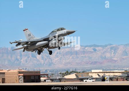 Ein F-16 Falcon, der dem Waffenteam 16. der U.S. Air Force Weapons School zugewiesen wurde, kehrt von einer Mission auf dem Nellis Air Force Base, Nevada, am 4. Mai 2022 zurück. Die F-16 ist ein relativ preisgünstiges, leistungsfähiges Waffensystem für die Vereinigten Staaten und alliierte Nationen. (USA Luftwaffe Foto von Airman 1. Klasse Makenna Gott) Stockfoto