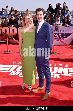 SAN DIEGO, CA - MAI 04: (L-R) Kristin Kosinski und Regisseur Joseph Kosinski besuchen die Weltpremiere „Top Gun: Maverick“ an Bord des USS Midway Museu Stockfoto