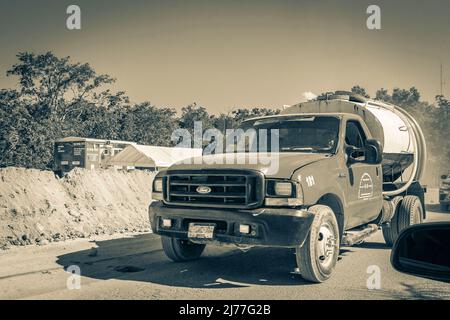 Tulum Mexico 02. Februar 2022 Altes Schwarz-Weiß-Bild von Lkw Muldenkipper und andere Industriefahrzeuge auf typischer Straße und Stadtbild in Stockfoto