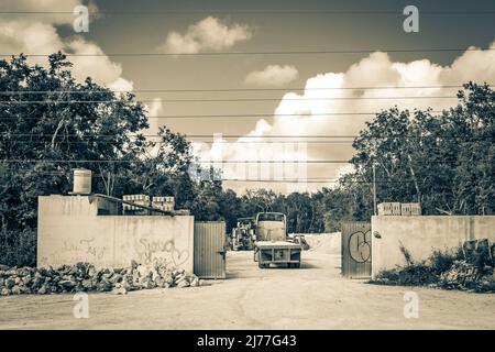 Tulum Mexico 02. Februar 2022 Altes Schwarz-Weiß-Bild von Lkw Muldenkipper und andere Industriefahrzeuge auf typischer Straße und Stadtbild in Stockfoto