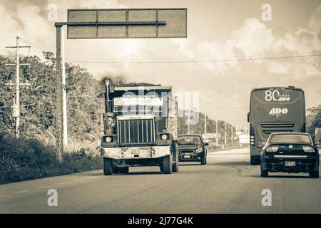 Tulum Mexico 02. Februar 2022 Altes Schwarz-Weiß-Bild von Lkw Muldenkipper und andere Industriefahrzeuge auf typischer Straße und Stadtbild in Stockfoto