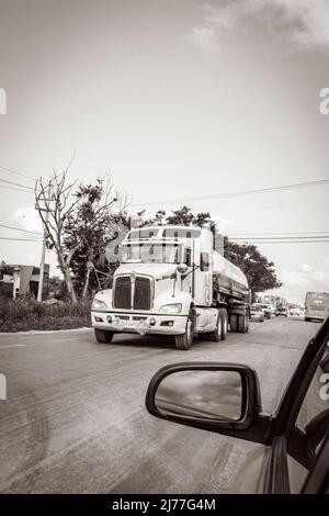 Tulum Mexico 02. Februar 2022 Altes Schwarz-Weiß-Bild von Lkw Muldenkipper und andere Industriefahrzeuge auf typischer Straße und Stadtbild in Stockfoto