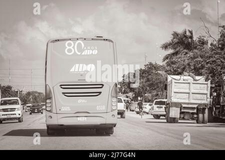 Tulum Mexico 02. Februar 2022 Altes Schwarz-Weiß-Bild von Lkw Muldenkipper und andere Industriefahrzeuge auf typischer Straße und Stadtbild in Stockfoto