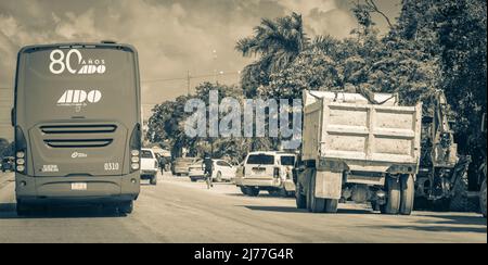 Tulum Mexico 02. Februar 2022 Altes Schwarz-Weiß-Bild von Lkw Muldenkipper und andere Industriefahrzeuge auf typischer Straße und Stadtbild in Stockfoto