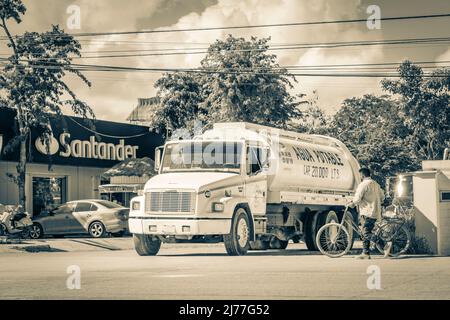 Tulum Mexico 02. Februar 2022 Altes Schwarz-Weiß-Bild von Lkw Muldenkipper und andere Industriefahrzeuge auf typischer Straße und Stadtbild in Stockfoto