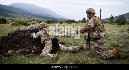 Ein Fallschirmjäger der US-Armee, der dem Bataillon 1. zugewiesen wurde, das 503. Fallschirmjäger-Infanterie-Regiment, bewertet das Schlachtfeld, während sein Feuerteam während einer Leerfeuerübung des Zuges Ziele angreift. Dieses Training ist Teil der Übung Eagle Rapid 22 auf dem Crvena Zemlja Trainingsgebiet in der Nähe von Knin, Kroatien am 6. Mai 2022. Übung Eagle Rapid 22 ist eine Bataillon-Übung, die vom 2. Bis 13. Mai 2022 im Trainingsgebiet Crvena Zemlja in der Nähe von Knin, Kroatien, von 1. Bataillon, 503. Fallschirmjäger-Infanterie-Regiment durchgeführt wird. Das Ziel des Trainings ist es, die Fähigkeiten der Trupps in Kampfübungen durch die Durchführung von Zug an zu erhalten Stockfoto