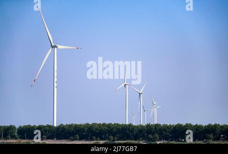 HUAI'AN, CHINA - 6. MAI 2022 - Windkraft am Werk ist in Huai 'an, der ostchinesischen Provinz Jiangsu, am 6. Mai 2022 zu sehen. Stockfoto